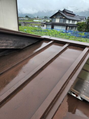 山梨県甲州市にて、トタン屋根の塗装😊